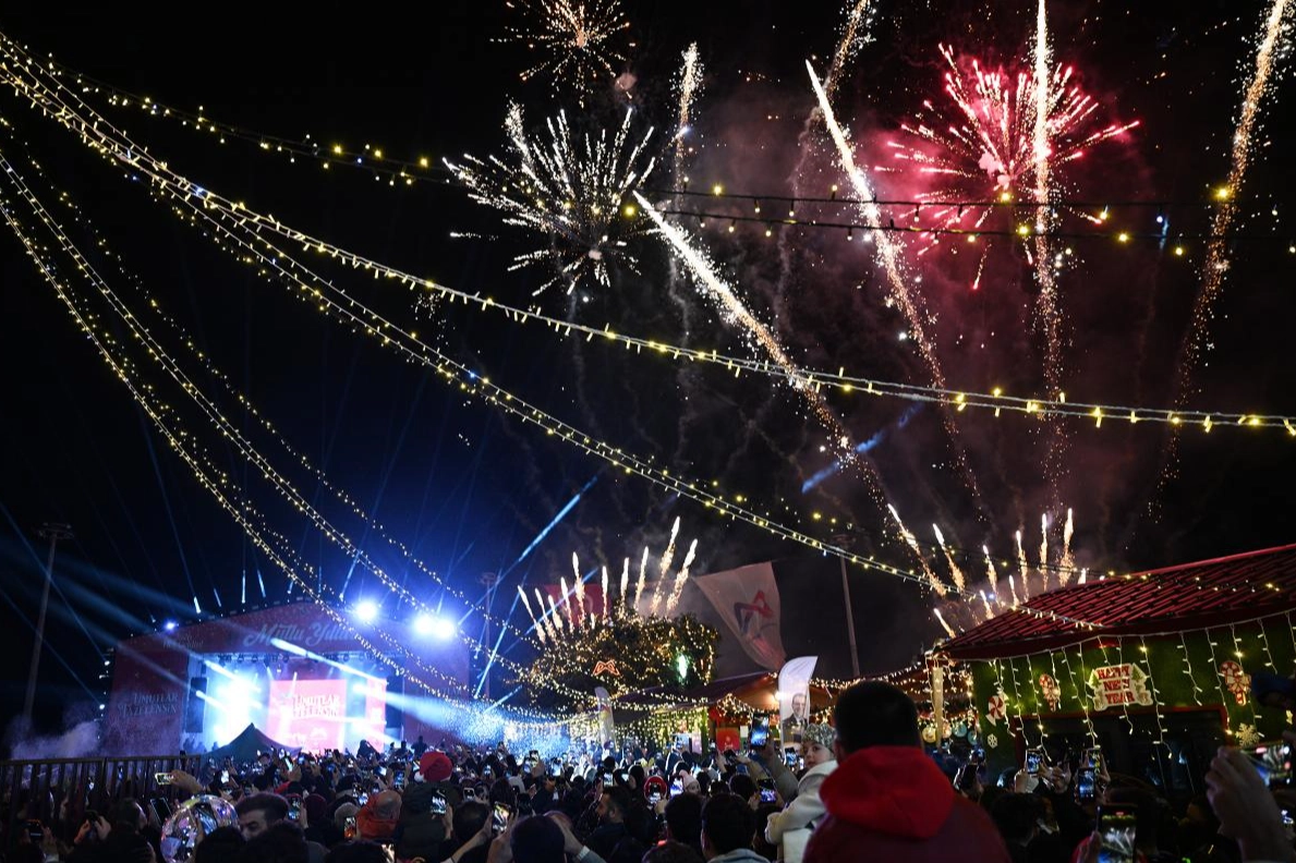 Mersinlilerden yeni yıla coşkulu &lsquo;Merhaba&rsquo;