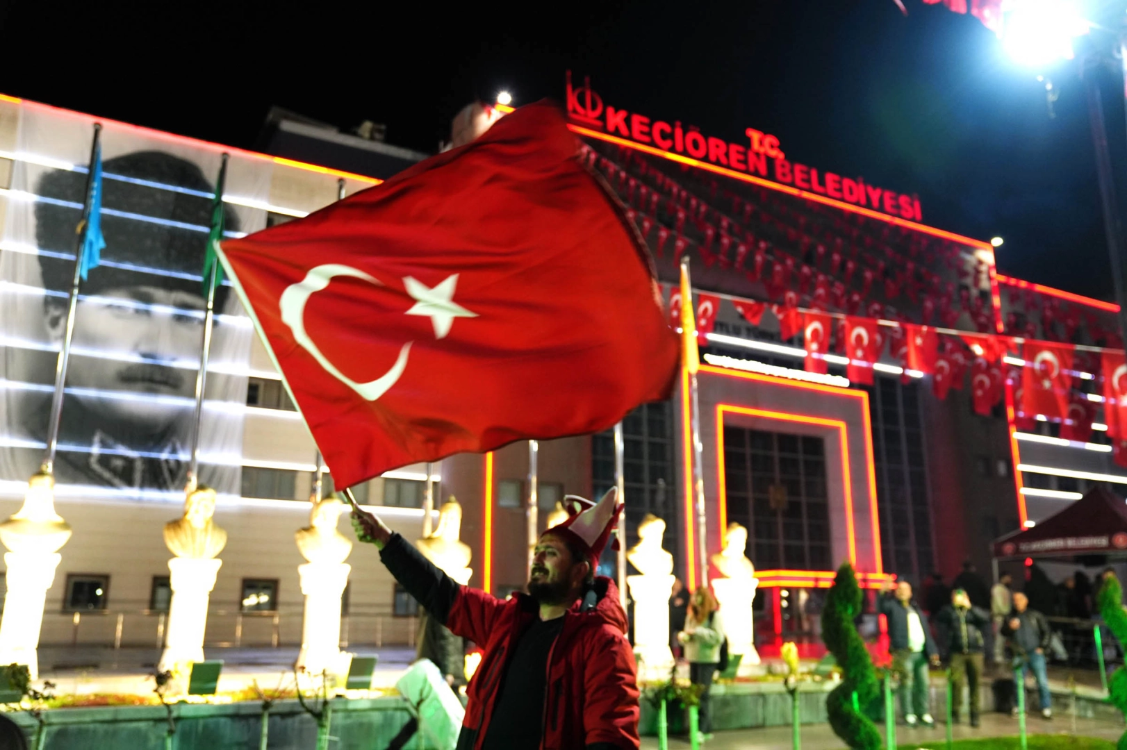 Ke&ccedil;i&ouml;ren'de kupa coşkusu dev ekrandan takip edildi