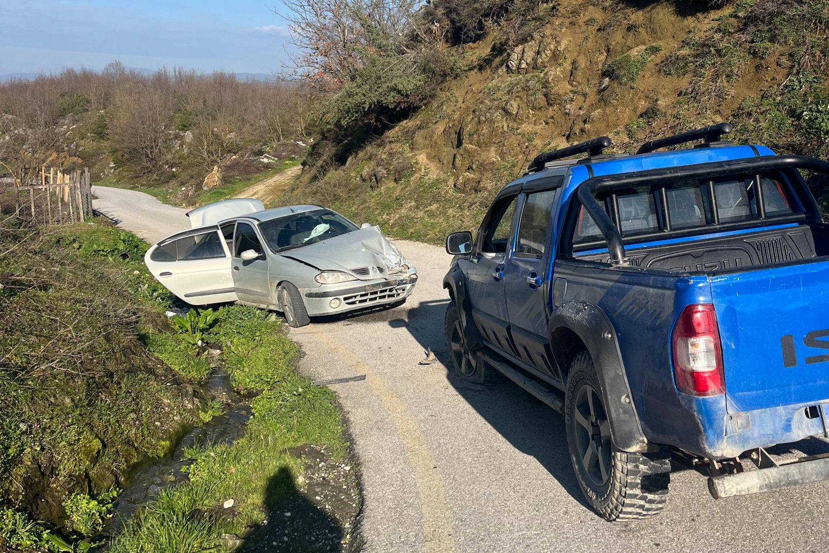 D&uuml;zce&rsquo;de iki aracın &ccedil;arpıştığı kazada 3 kişi yaralandı