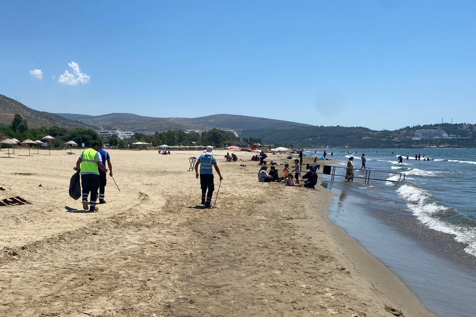 Efes Sel&ccedil;uk sahillerinde temizlik mesaisi devam ediyor