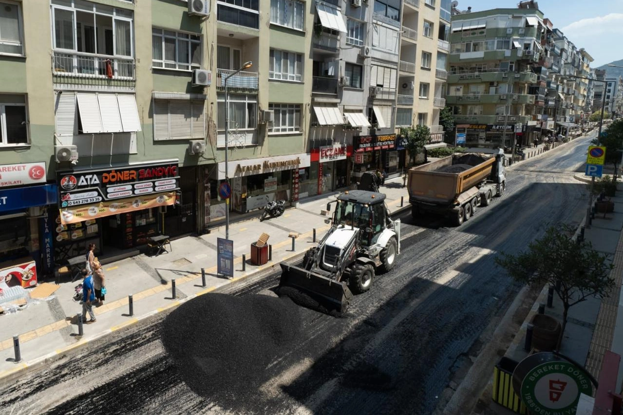 İzmir'de Bal&ccedil;ova Ata Caddesi tamamen yenileniyor