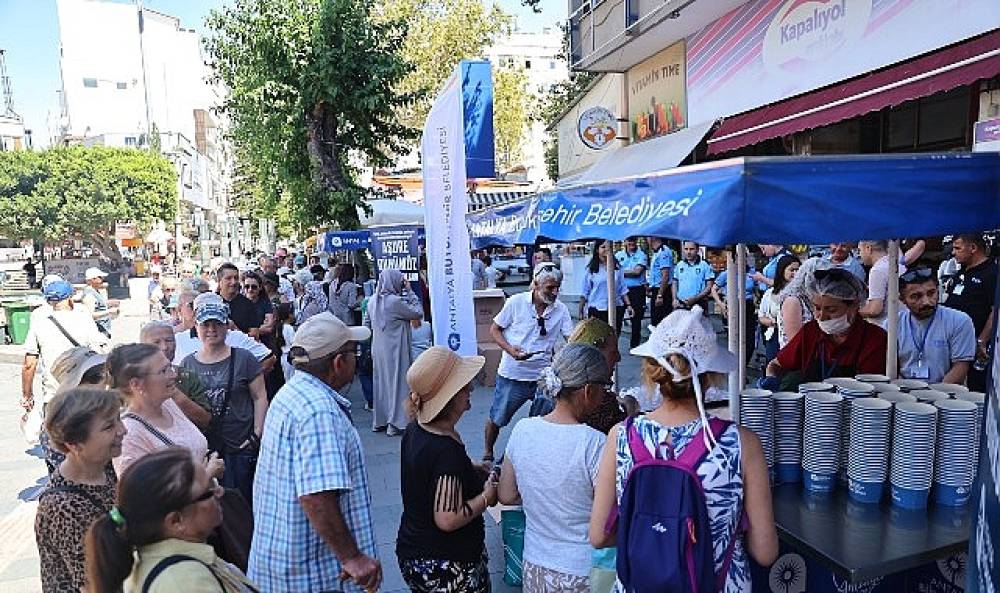 B&uuml;y&uuml;kşehir'in aşure ikramları s&uuml;r&uuml;yor