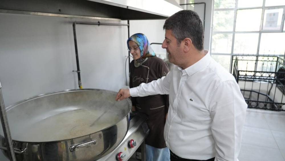 Adıyaman Belediyesi&rsquo;nden Kent Meydanı&rsquo;nda aşure dağıtımı: Başkan Tutdere&rsquo;den vatandaşlara davet 