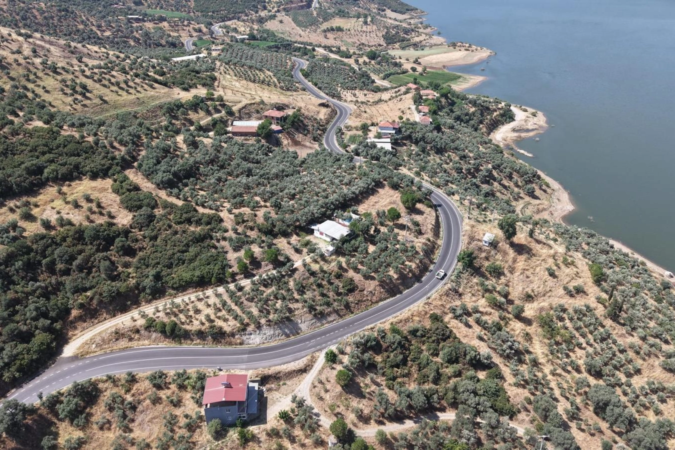 Beydağ&rsquo;ın yıllardır beklediği yol hizmete a&ccedil;ıldı