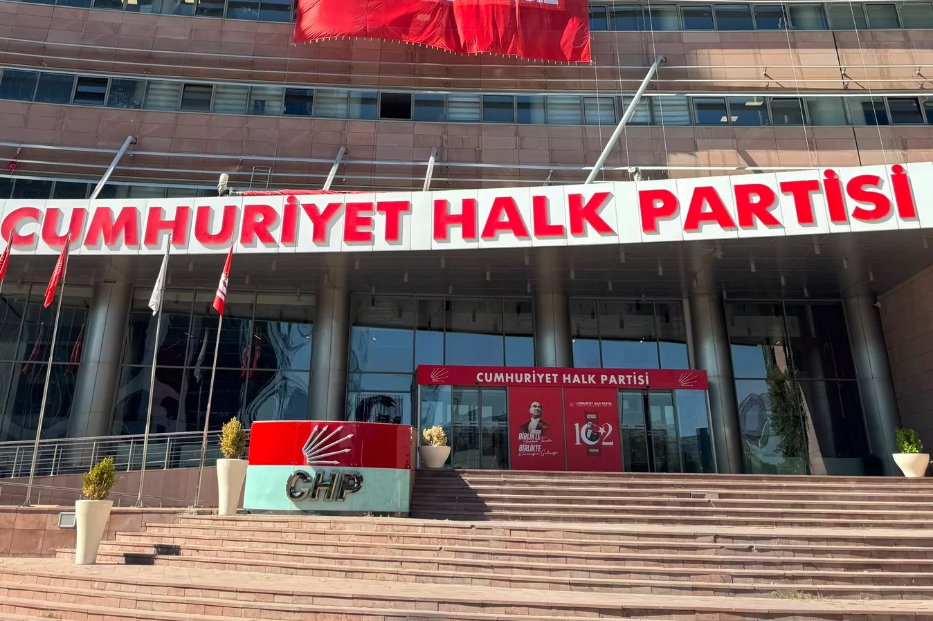 CHP&rsquo;den Mersin&rsquo;deki g&ouml;zaltılara tepki: Adamına g&ouml;re hukuk olmaz!