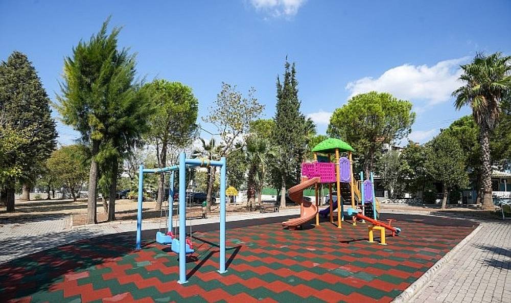 Gaziemir'in parklarında bakım ve yenileme &ccedil;alışması