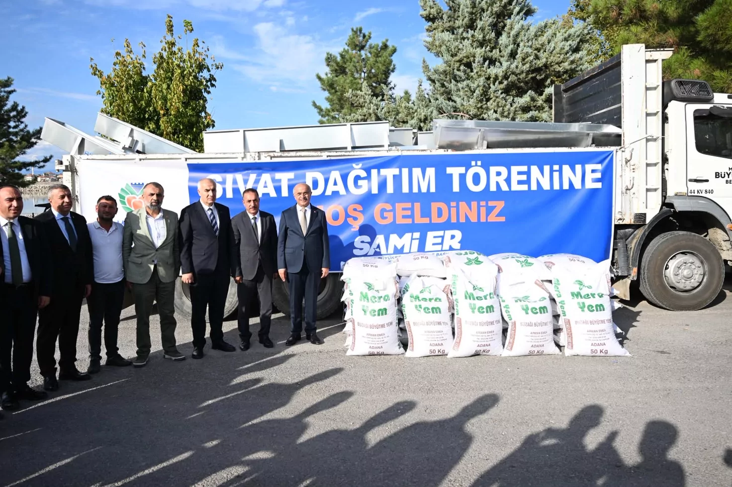 Malatya kırsaldaki &uuml;reticinin yanında
