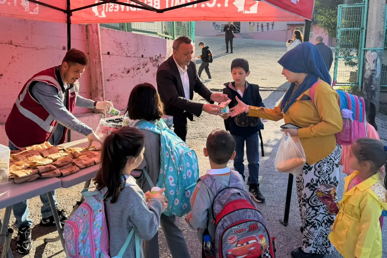 İzmit'te 'Beslenme Saati' desteği s&uuml;r&uuml;yor