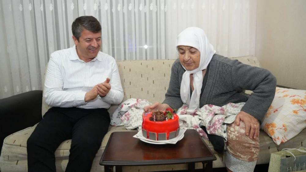 Başkan Tutdere&rsquo;den 87 yaşındaki vatandaşa doğum g&uuml;n&uuml; ziyareti  - Videolu Haber