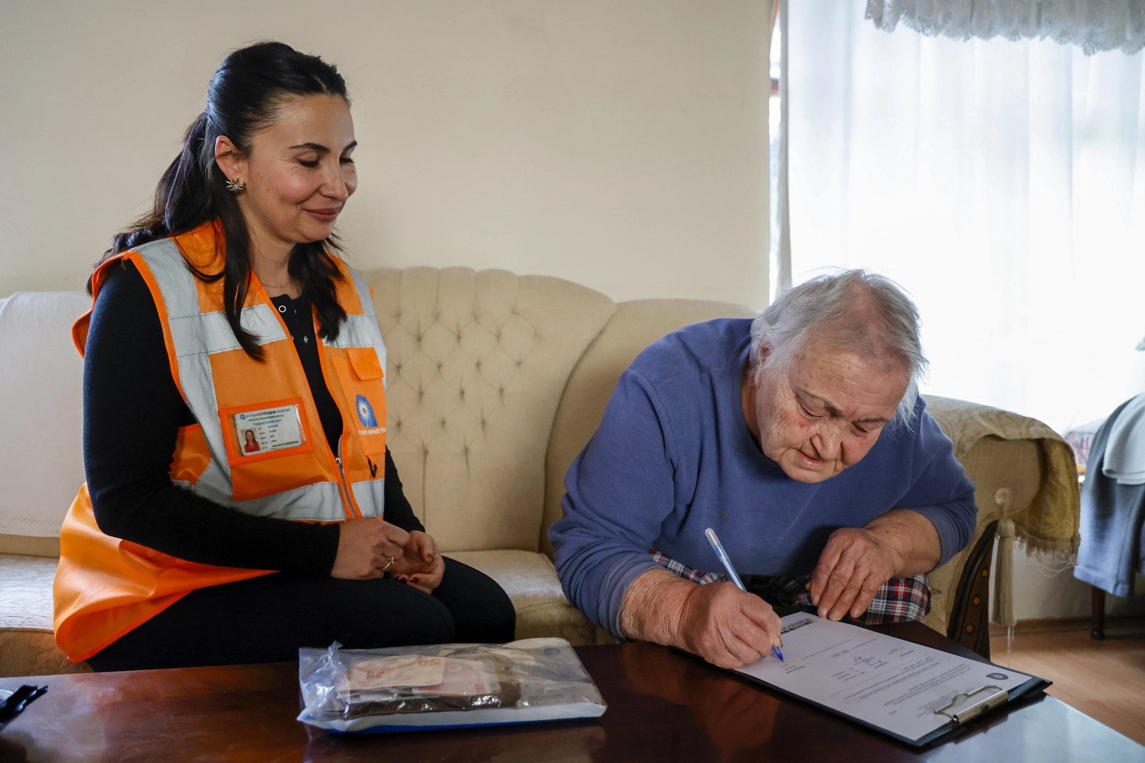Antalya&rsquo;da otob&uuml;ste unutulan c&uuml;zdan sahibine teslim edildi