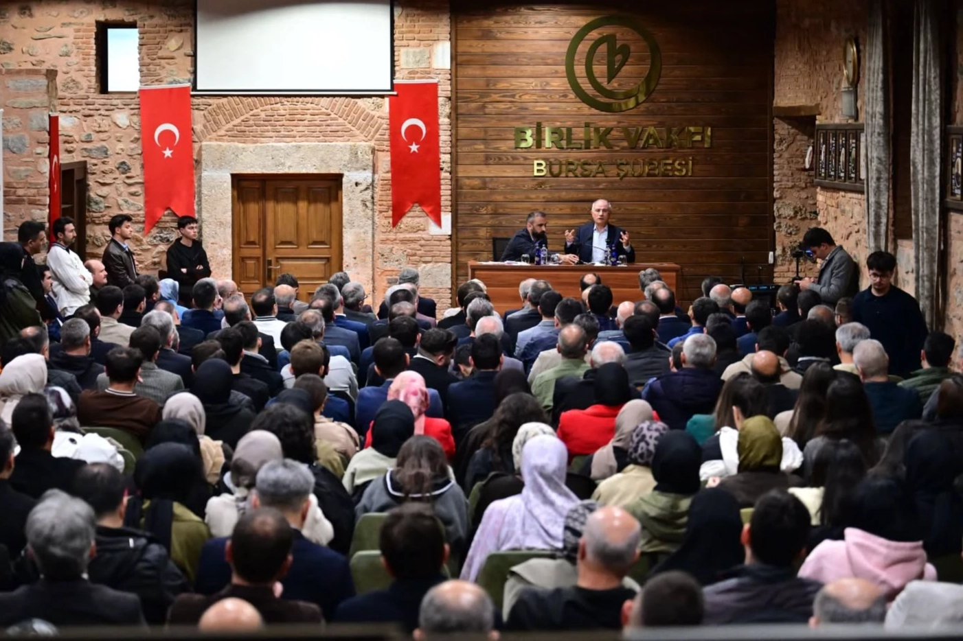 Efkan Ala Birlik Vakfı&rsquo;nda gen&ccedil;lerle buluştu