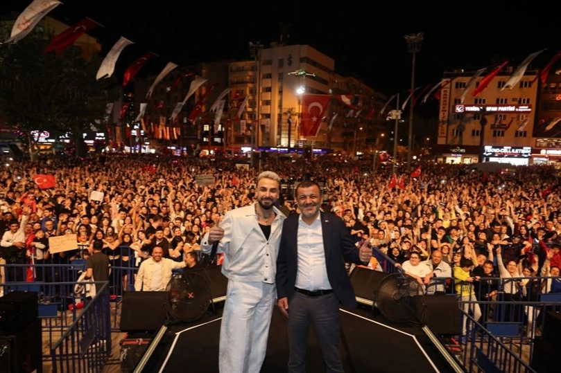 Denizli&rsquo;de dev buluşma: On binler Sefo konserine akın etti
