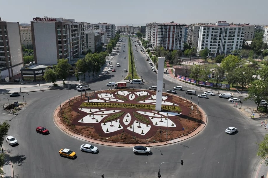 Diyarbakır Fırat Bulvarındaki kavşak kurak&ccedil;ıl peyzajla yenilendi