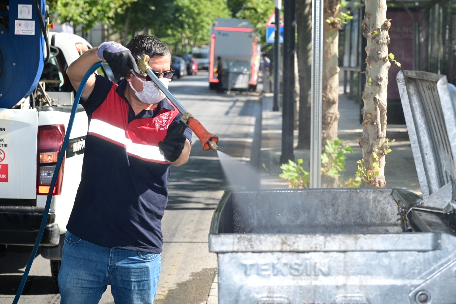 &Ccedil;&ouml;p konteynerlerinde temizlik ve ila&ccedil;lama seferberliği