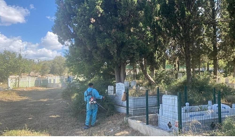 İzmit'te mezarlıklar B&uuml;y&uuml;kşehir eliyle g&uuml;zelleşiyor