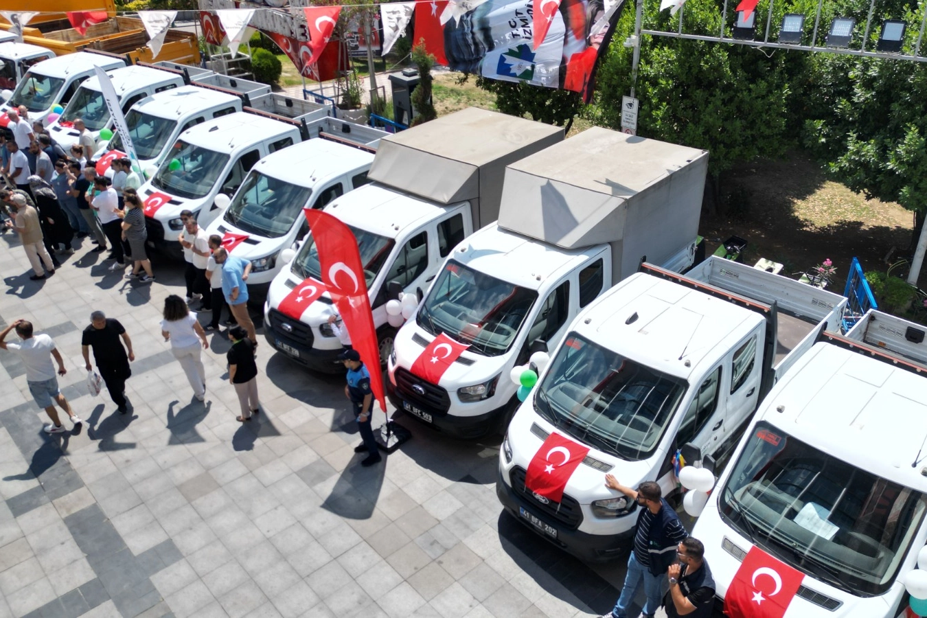 İzmit'in ara&ccedil; filosunu 400'e &ccedil;ıkardı... Yeni hizmet ara&ccedil;ları tanıtıldı