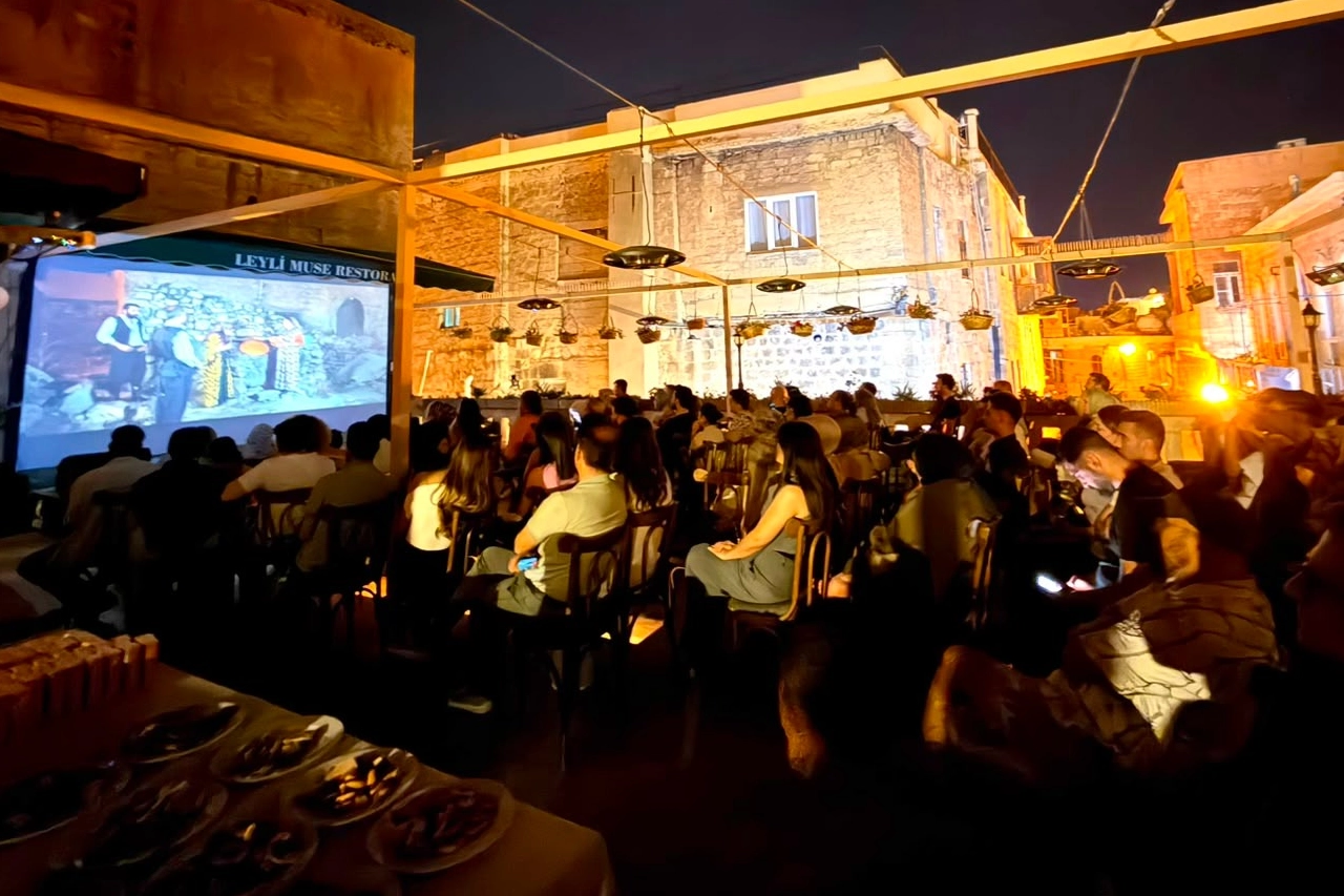 Mardin'de sinema r&uuml;zg&acirc;rı... "Sesimi Taşı" filminin galasına yoğun ilgi