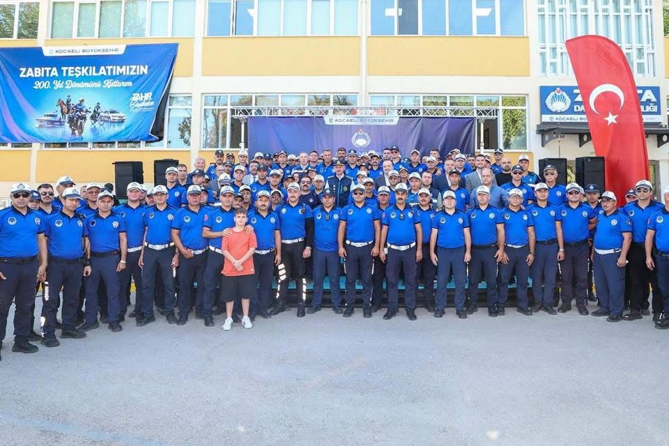Kocaeli'de Başkan B&uuml;y&uuml;kakın zabıta yeleğini giydi