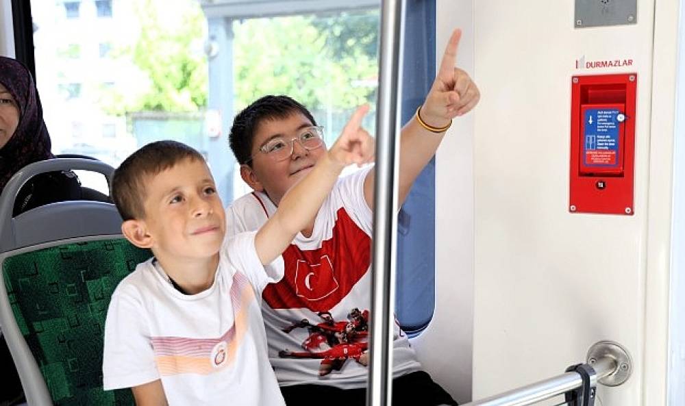 Yolculuk kurallarını sevdirerek &ouml;ğretiyorlar