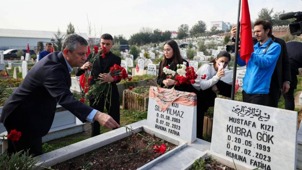 CHP Genel Başkanı &Ouml;zg&uuml;r &Ouml;zel Kahramanmaraş&rsquo;ta deprem şehitlerini andı 