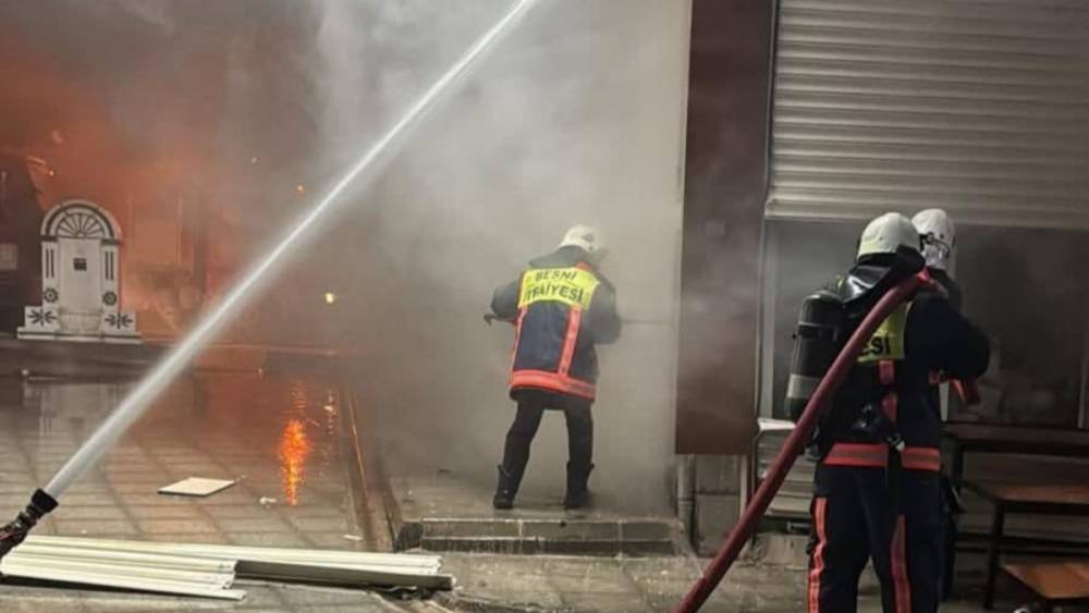 Besni&rsquo;de hırdavat d&uuml;kkanında yangın &ccedil;ıktı 