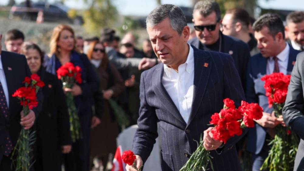 &Ouml;zg&uuml;r &Ouml;zel Hatay&rsquo;da Deprem Şehitliği&rsquo;ni ziyaret etti 