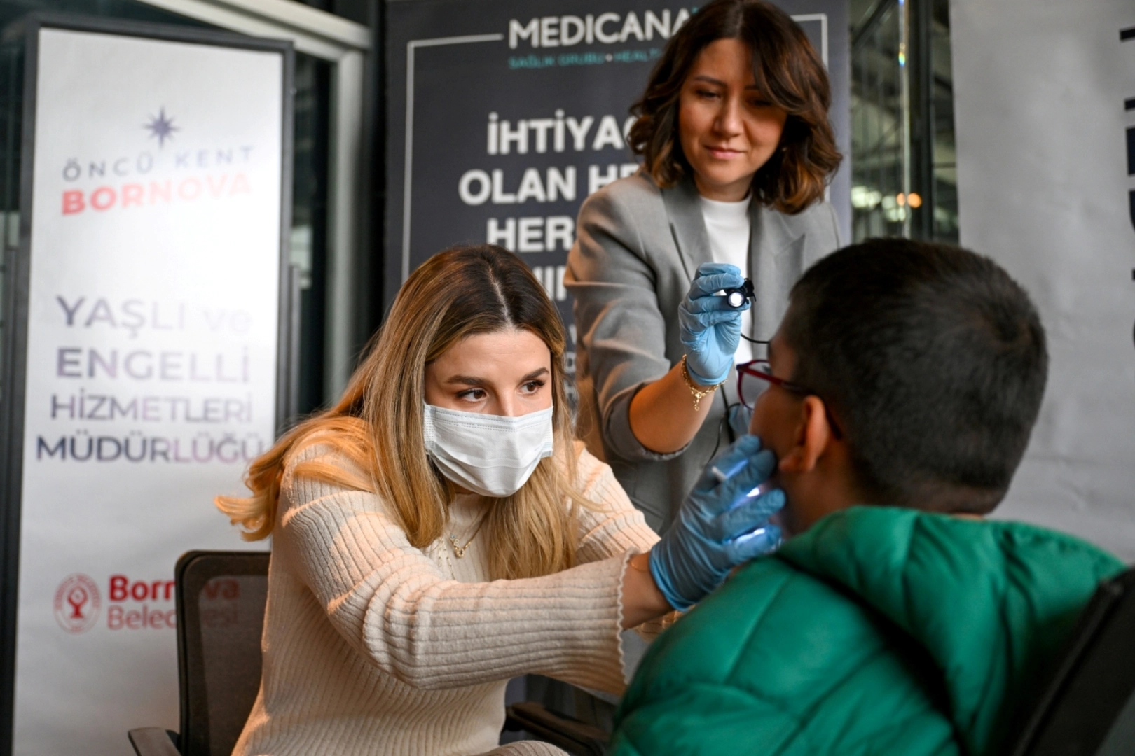 İzmir Bornova&rsquo;da işitme engelli &ouml;ğrencilere&nbsp;diş taraması