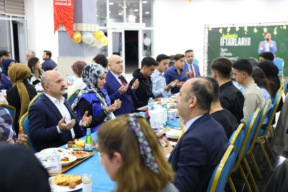 Vali Osman Varol Gen&ccedil;lerle iftarda bir araya geldi 
