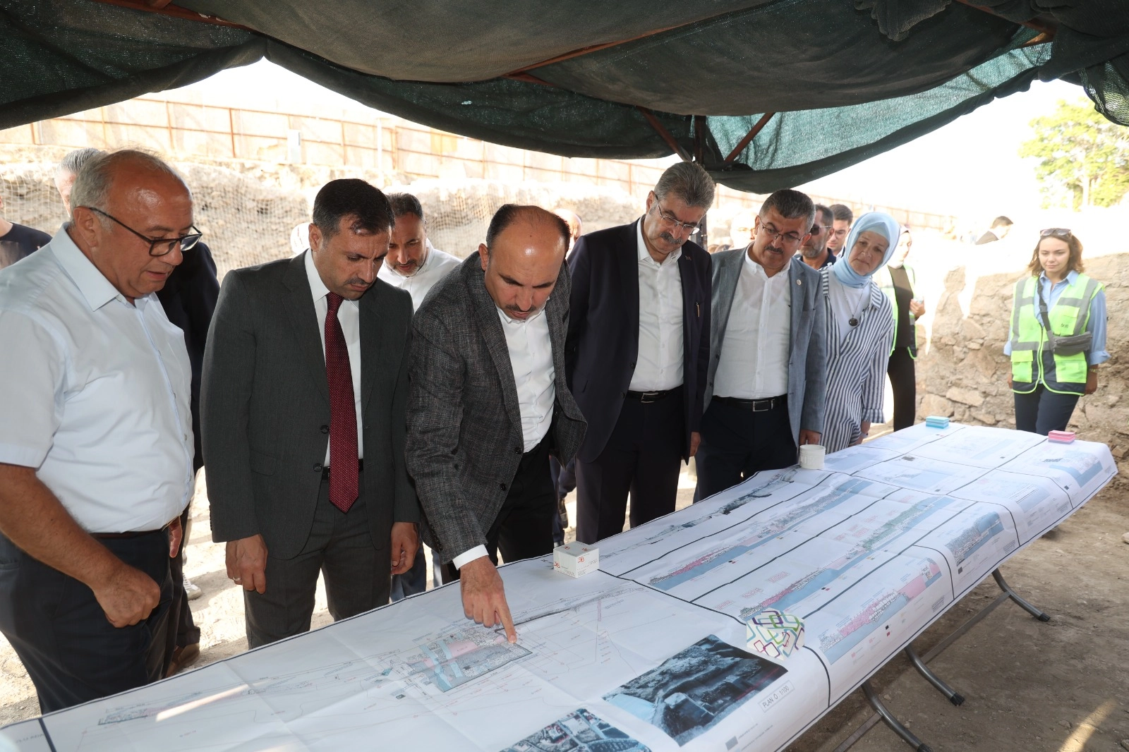 Konya&rsquo;da Larende Kapısı kazı &ccedil;alışmaları incelendi