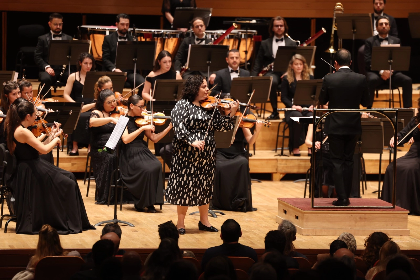 İzmir Oda Orkestrası, K&uuml;den ile aynı sahnede