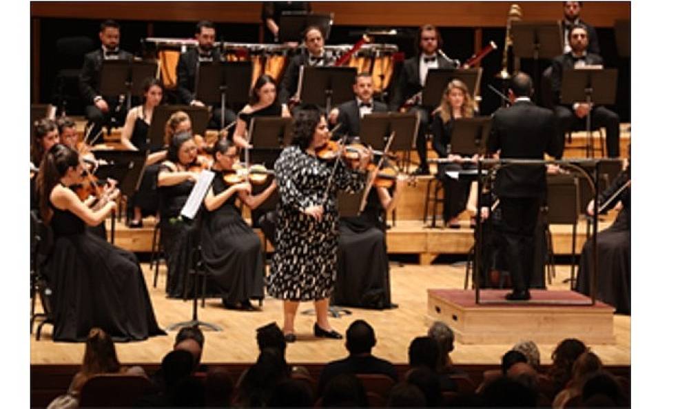 İzmir Oda Orkestrası, d&uuml;nyaca &uuml;nl&uuml; keman sanat&ccedil;ısı K&uuml;den ile aynı sahnede