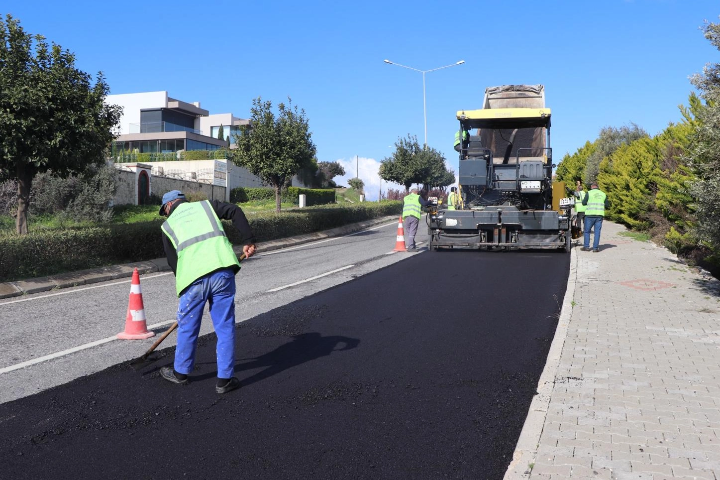 İzmir&rsquo;de yol yenileme seferberliği