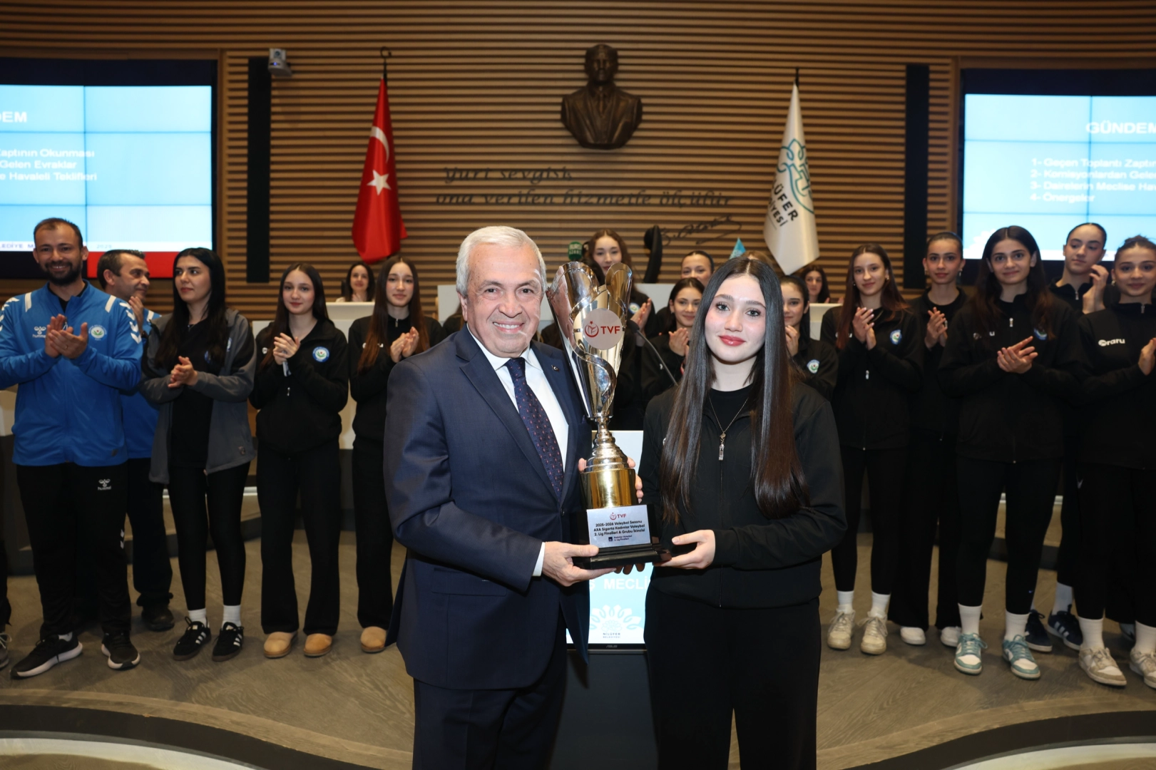 Bursa Nil&uuml;fer&rsquo;in gen&ccedil; sporcuları başarılarını mecliste paylaştı