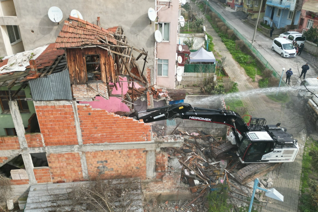 İzmit Kozluk&rsquo;ta tehlike oluşturan metruk binaya yıkım