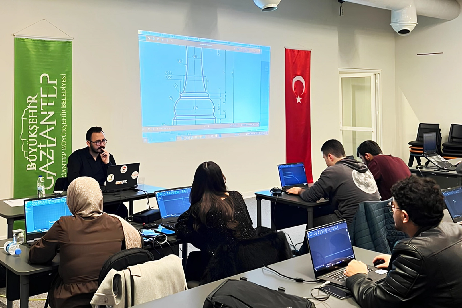 Gaziantep'te gen&ccedil;ler iftardan sahura teknolojiyle buluşuyor