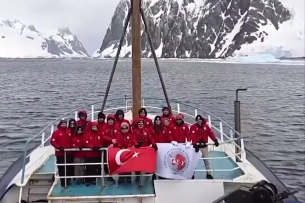 T&uuml;rk bilim insanları Antarktika'dan d&ouml;nd&uuml;... 15. Ulusal Bilim Antarktika Seferi tamamlandı
