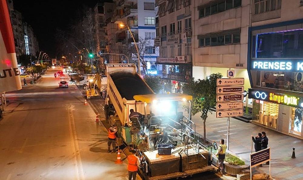 B&uuml;y&uuml;kşehir Belediyesi'nin asfalt &ccedil;alışmaları s&uuml;r&uuml;yor