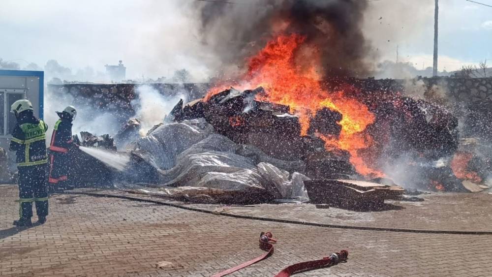 Besni&rsquo;de t&uuml;t&uuml;n &uuml;retim tesisinde yangın &ccedil;ıktı  - Videolu Haber