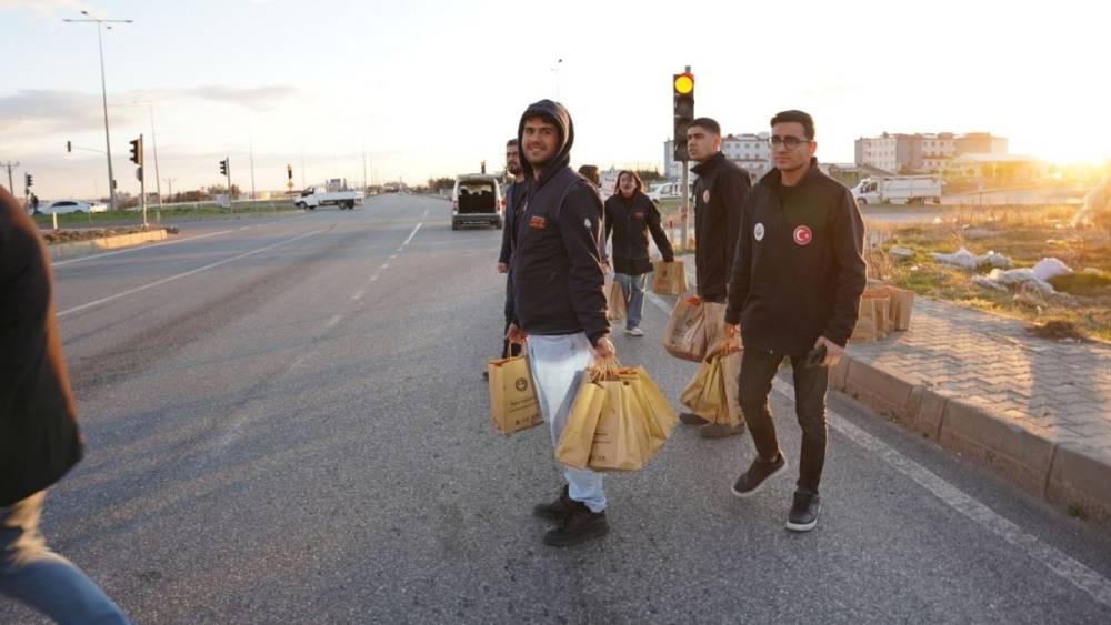 Kahta Belediyesi&rsquo;nden iftar saatinde yolda kalanlara kumanya dağıtımı 