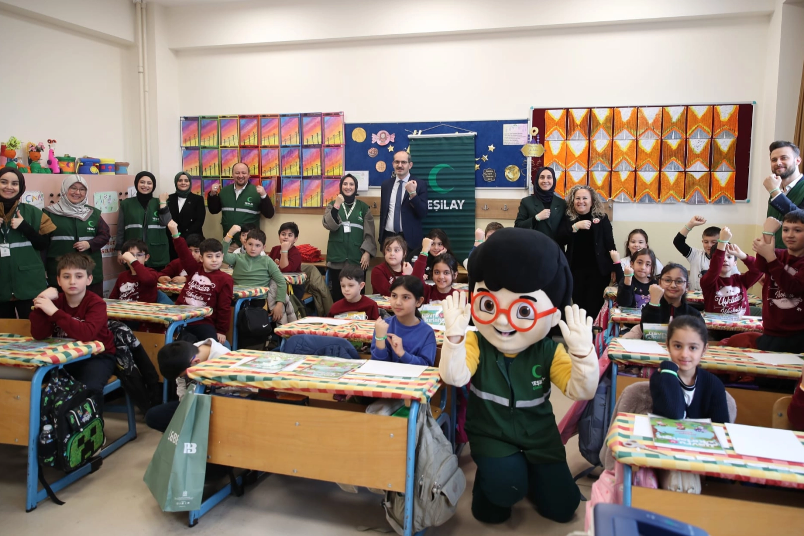 Yeşilay farkındalığı i&ccedil;in ilk ders zili 'bağımsız gelecek' i&ccedil;in &ccedil;aldı