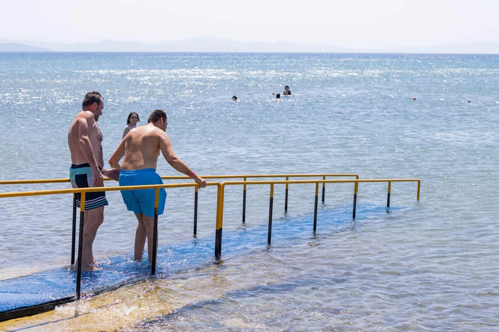 İzmir&rsquo;de engelli yurttaşlar denizle buluşuyor