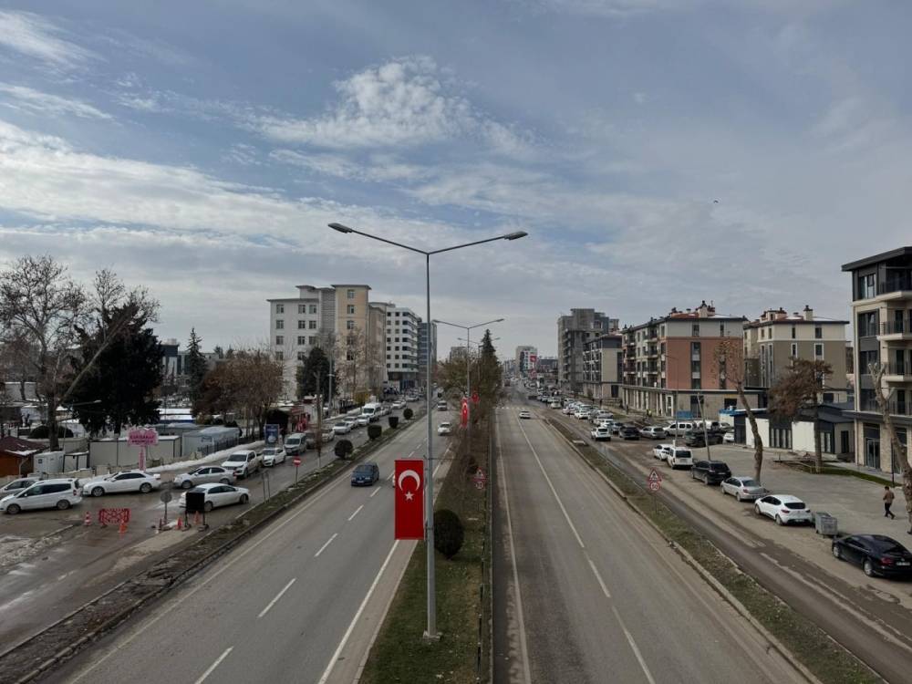 Adıyaman&rsquo;da yola beton d&ouml;ken araca 3 bin TL para cezası 