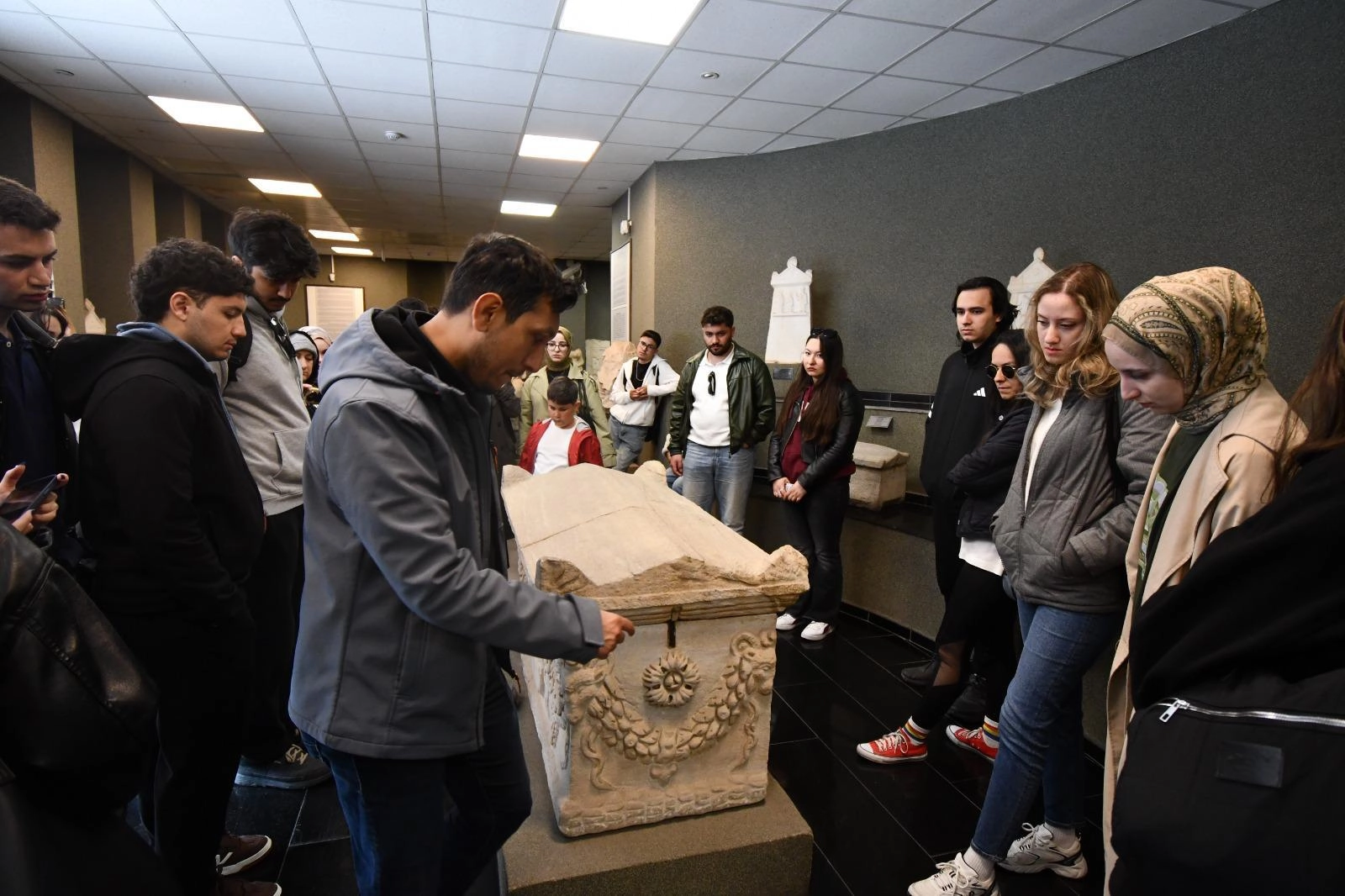 İzmir'de&nbsp;&uuml;niversite &ouml;ğrencilerine Bergama ve &Ouml;demiş gezisi