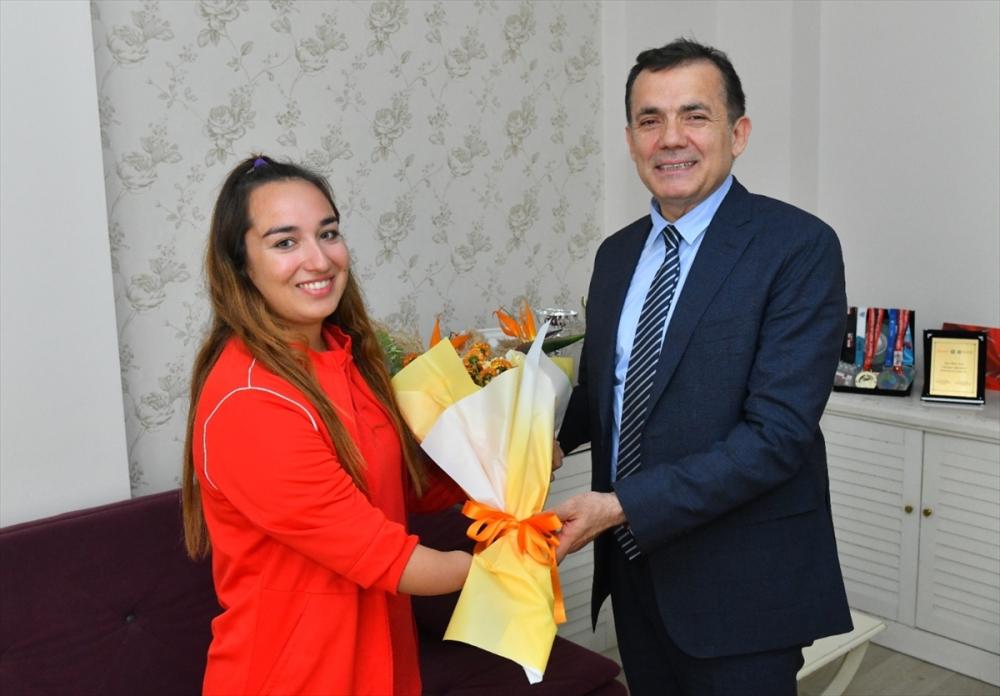 Yenişehir Belediye Başkanı Özyiğit, para yelkenci Miray'ı tebrik etti