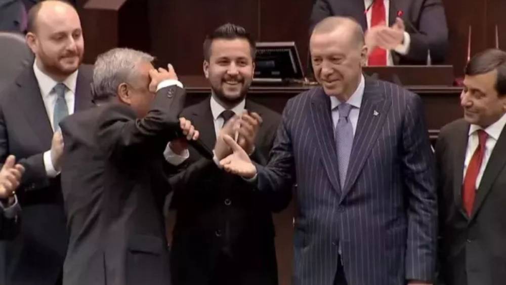 &Uuml;&ccedil; Milletvekili AK Parti&rsquo;ye katıldı, rozetlerini Cumhurbaşkanı Erdoğan taktı 