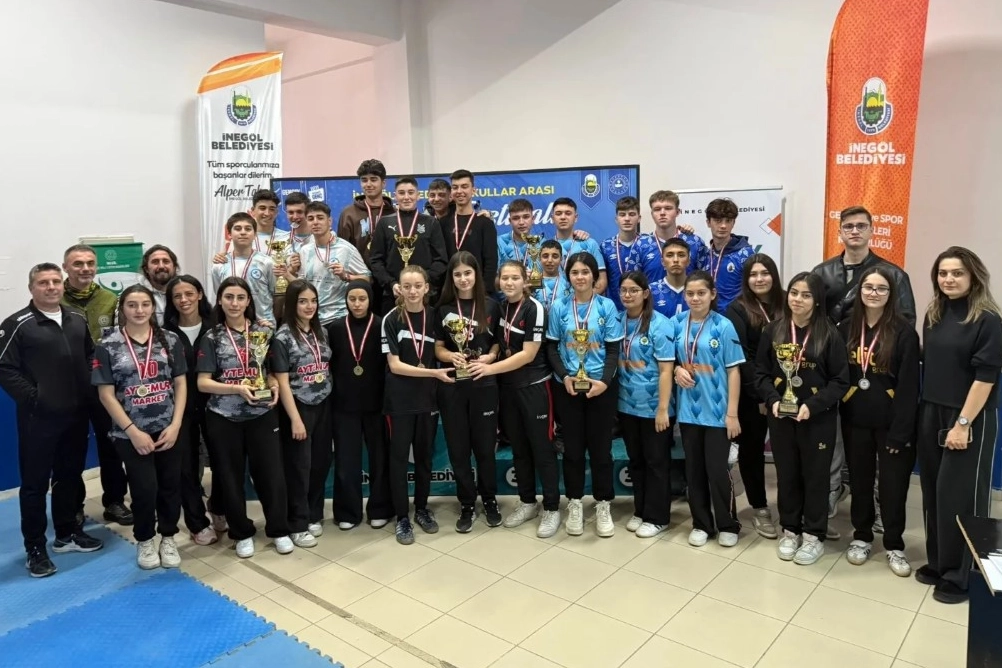 &Ouml;ğrenciler dart turnuvasında kıyasıya m&uuml;cadele etti