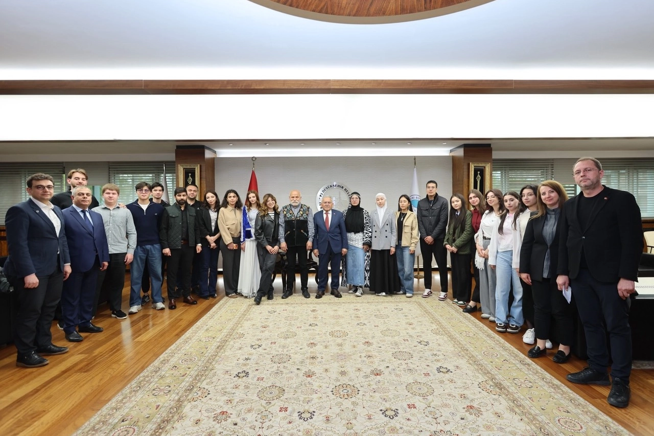 Kayseri'deki T&uuml;rk D&uuml;nyası gen&ccedil;lerinden Başkan B&uuml;y&uuml;kkılı&ccedil;'a ziyaret