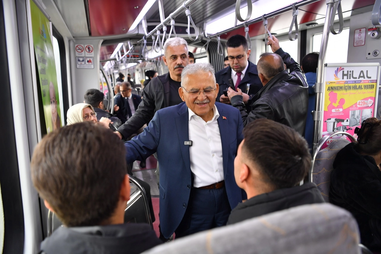 Memduh B&uuml;y&uuml;kkılı&ccedil;'tan tramvay yolculuğu