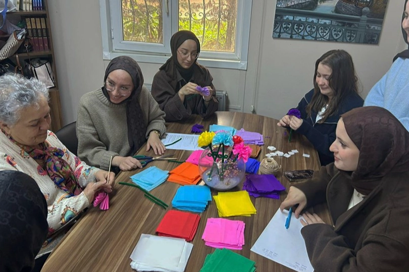 İstanbul Maltepe&rsquo;de sağlıklı yaşlanmayı destekleyen at&ouml;lye &ccedil;alışması