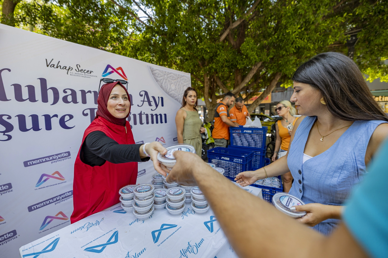 Mersin&rsquo;de 13 il&ccedil;ede 19 bin kişilik aşure ikramı